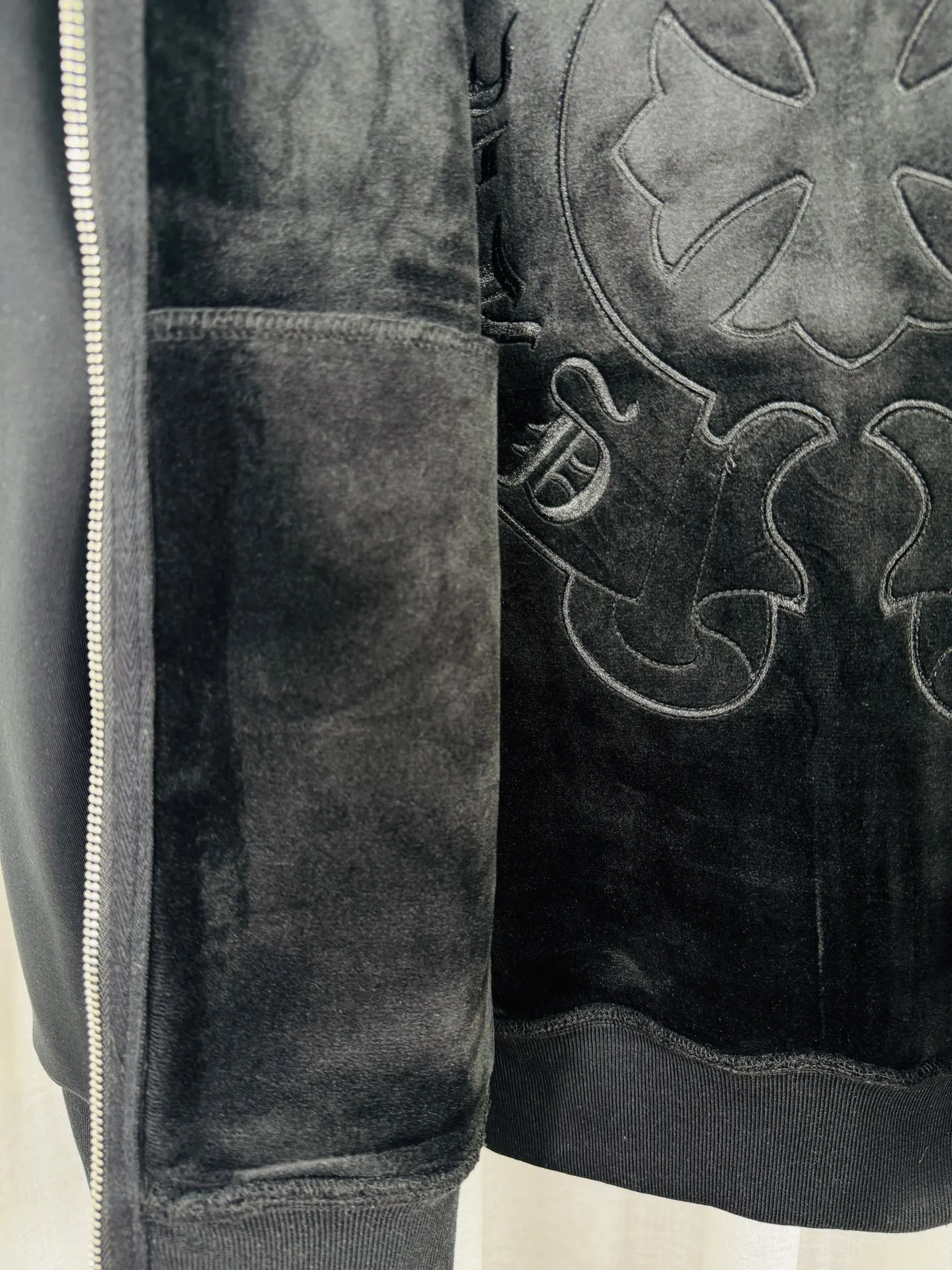 P380 top version, real shot without P, ​​different from market currency) 𝗖𝗵𝗿𝗼𝗺𝗲 𝗛𝗲𝗮𝗿𝘁𝘀/Cro Heart 2025 washed and burned flower patch embroidered autumn and winter new original single counter American patchwork 3D three-dimensional couple casual cardigan plus velvet jacket 👑The highest version! Customized fabric 550g tripe terry fabric! American acid-washed and distressed original fabric, laser burning + patch embroidery, exquisite embroidery of letters! The best-selling model in the counter, very comfortable to wear. Accessories: original molded and authenticated collar label➕100% silk wash label. Genuine purchase-grade original hangtag➕matching hanging rope➕3D hanging beads➕original packaging bag. Craftsmanship: The original version has consistent wiring! The highest version of the armhole matching technique! Color: Black Size: S M L XL Style No.: 612